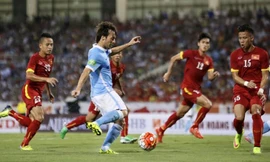 David Silva nhảy múa giữa các hậu vệ Việt Nam. Ảnh: Như Ý.