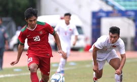 U18 Việt Nam trong trận đấu với Indonesia chiều nay. Ảnh: Zing
