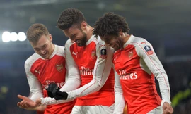 Giroud ăn mừng bàn thắng bằng điệu ru con.