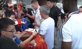 HLV Mourinho từ chối ký tặng vào áo đấu Chelsea.