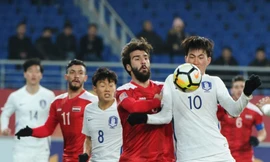 U23 Syria (áo đỏ) bị nghi gian lận tuổi.