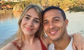 Thiago Alcantara và vợ Julia Vigas.