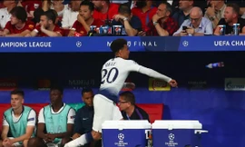 Dele Alli tức giận ném chai nước khi bị thay ra.
