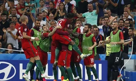 Niềm vui của các cầu thủ Bồ Đào Nha sau khi vượt qua Ba Lan để giành vé vào bán kết.