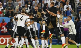 Các cầu thủ Đức ăn mừng sau chiến thắng nghẹt thở trước Italia.