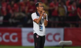 HLV Phairoj Bovornwattanadilok đang hứng “mưa” chỉ trích từ CĐV nhà.