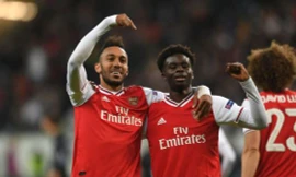 Bukayo Saka (phải) đã có một trận đấu chói sáng trước Eintracht Frankfurt.