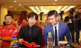 HLV Miura và Công Vinh.