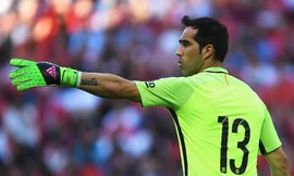 Thủ môn Claudio Bravo quyết định rời Man City trong hè này.