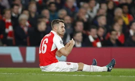 Aaron Ramsey dính chấn thương ở trận đấu với Liverpool.