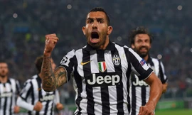 Tevez ăn mừng bàn thắng trên chấm 11m.
