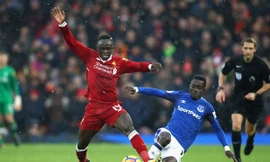 Martina (phải) trong một pha tranh chấp với Sadio Mane của Liverpool. Ảnh: AFP.