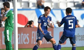 Yuya Osako ăn mừng bàn thắng cho Nhật Bản.
