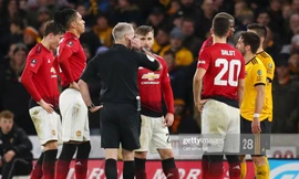 Trọng tài Martin Atkinson từ chối sử dụng VAR trong tình huống bóng chạm tay cầu thủ Wolves.