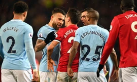 Ander Herrera bức xúc với trọng tài.