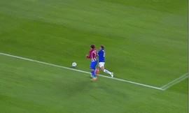 Albrighton phạm lỗi với Griezmann bên ngoài vòng cấm, nhưng trọng tài lại chỉ tay vào chấm 11m.