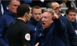 HLV Neil Warnock vẫn chưa thôi ấm ức về trận thua ngược trước Chelsea.