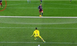 Suarez đã di chuyển vào vòng cấm trước khi Messi đá quả bóng đi.