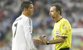 Trọng tài David Fernandez có nhiều quyết định mang lại ưu thế cho Real Madrid.