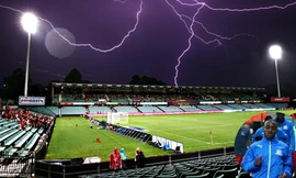 Bản tin thể thao: Cầu thủ nhập viện vì bị sét đánh ngay trên sân