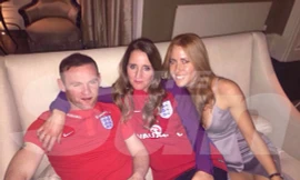 Rooney ngà say chụp ảnh cùng 2 cô gái lạ.