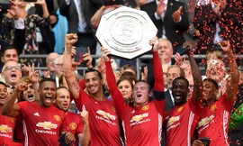 Ibra và đồng đội ăn mừng Siêu Cup Anh.