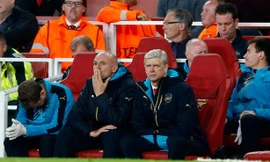 Thua trận, Wenger đổ lỗi cho may mắn.