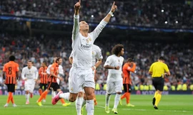Ronaldo ăn mừng hat-trick vào lưới Shakhtar Donetsk.