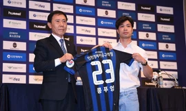 Công Phượng trong ngày ký hợp đồng với Incheon United.