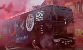 Xe bus của Man City bị CĐV Liverpool tấn công.