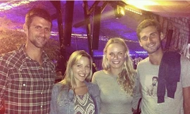 Caroline Wozniacki chụp hình cùng Marko Djokovic và vợ chồng Novak Djokovic.