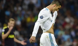 Ronaldo thất vọng khi Real Madrid không thể thắng Tottenham.