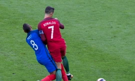 Tình huống Payet khiến Ronaldo chấn thương.