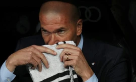 HLV Zinedine Zidane không hiểu sao trái bóng không chịu đi vào lưới.