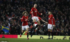 Các cầu thủ M.U ăn mừng bàn gỡ hòa 1-1.