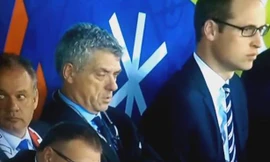 Ông Villar vô tư ngù dù đang ngồi cạnh Hoàng tử William.