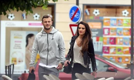 Wilshere lén ra ngoài đi chơi với bạn gái.