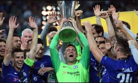 Robert Green nâng cao chức vô địch cùng Chelsea dù chẳng thi đấu phút nào mùa này.