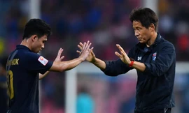 HLV Akira Nishino chia vui cùng các học trò.