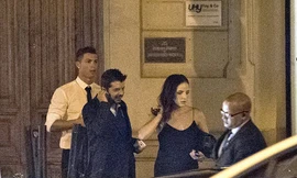 Ronaldo đi cùng gái lạ.
