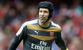 Petr Cech tỏ ra vô cùng thất vọng khi Arsenal thảm bại 0-4 trước Liverpool.