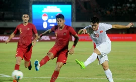 HLV Shin Tae-yong chê các cầu thủ Indonesia (trái) yếu thể lực.