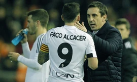 Neville bất ngờ trao băng thủ quân cho Paco Alcacer.