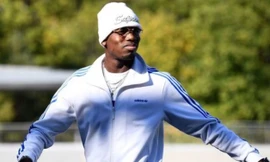 Paul Pogba chịu chơi với các đồng đội.