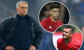 HLV Mourinho tức giận vì Rojo và Schneiderlin cắt tóc trước trận thua Chelsea.