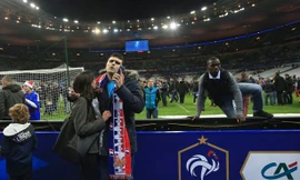Khán giả tràn vào sân Stade de France.