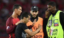 Một CĐV Bồ Đào Nha vào sân để chụp ảnh với Ronaldo.