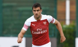 Sokratis Papastathopoulos bất ngờ dính chấn thương.