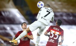 Cristiano Ronaldo bật cao đánh đầu ghi bàn vào lưới AS Roma.