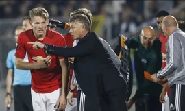 HLV Ole Gunnar Solskjaer không hài lòng với khả năng hỗ trợ phòng ngự của tuyến trên.
